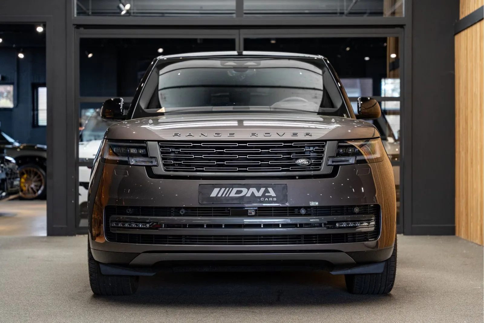2025 Land Rover Range Rover P460e HSE, 2/30