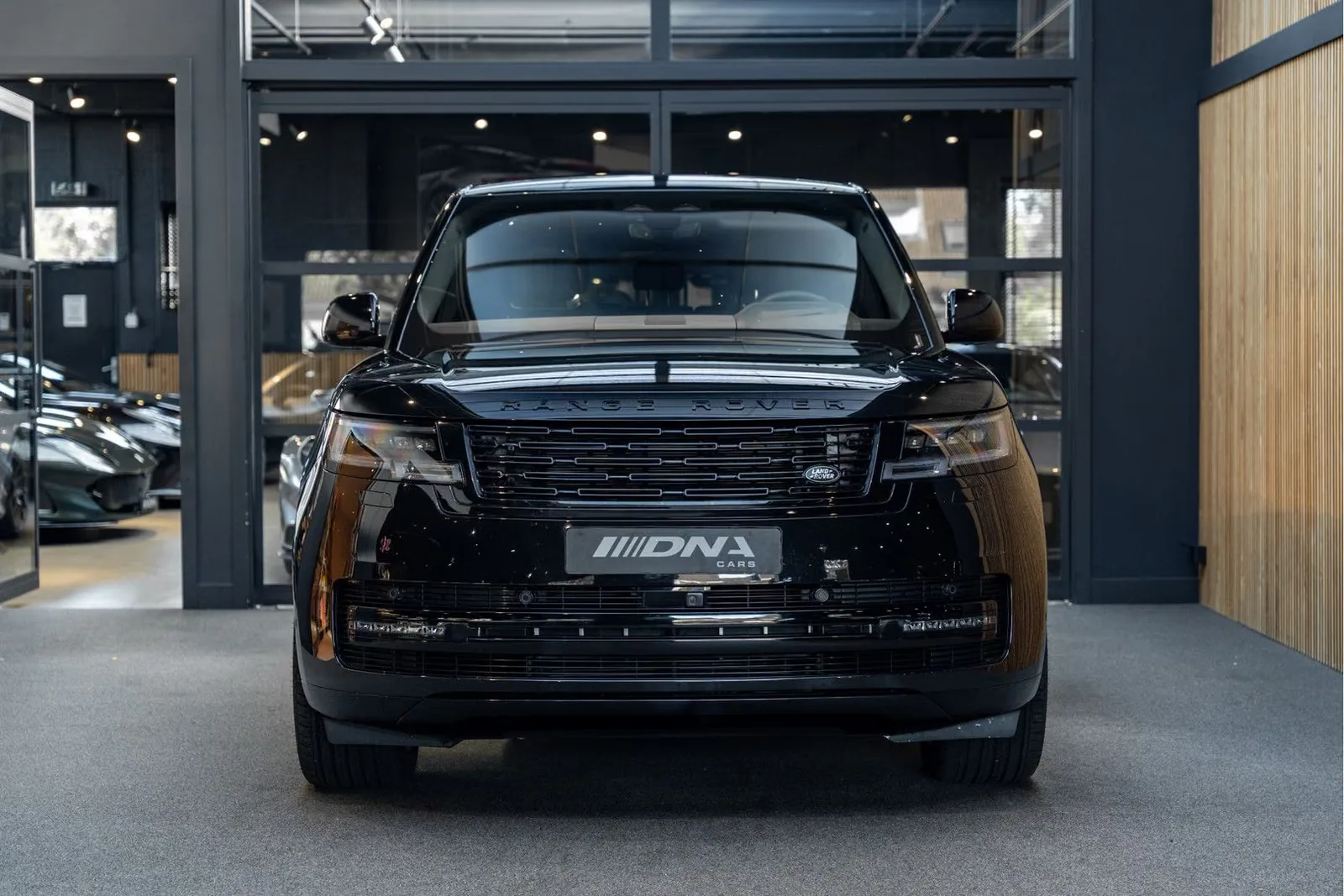 2025 Land Rover Range Rover P460e HSE, 2/30