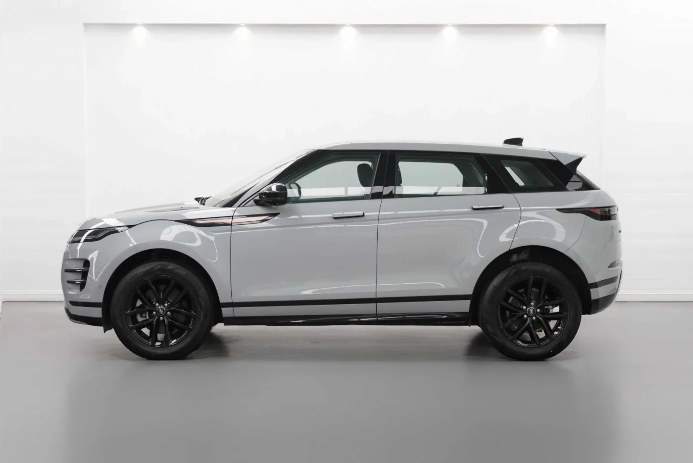 2025 Land Rover Range Rover Evoque P200, SE Dynamic offered by a specialist dealer in Dubai, United Arab Emirates, photo 3 of 10
