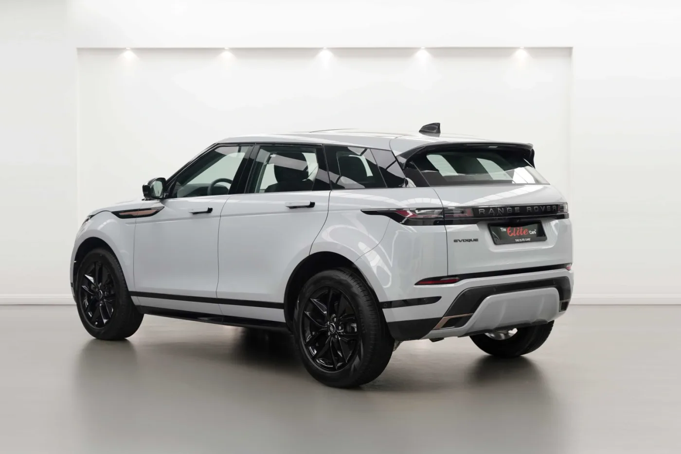 2025 Land Rover Range Rover Evoque P200, SE Dynamic offered by a specialist dealer in Dubai, United Arab Emirates, photo 5 of 10