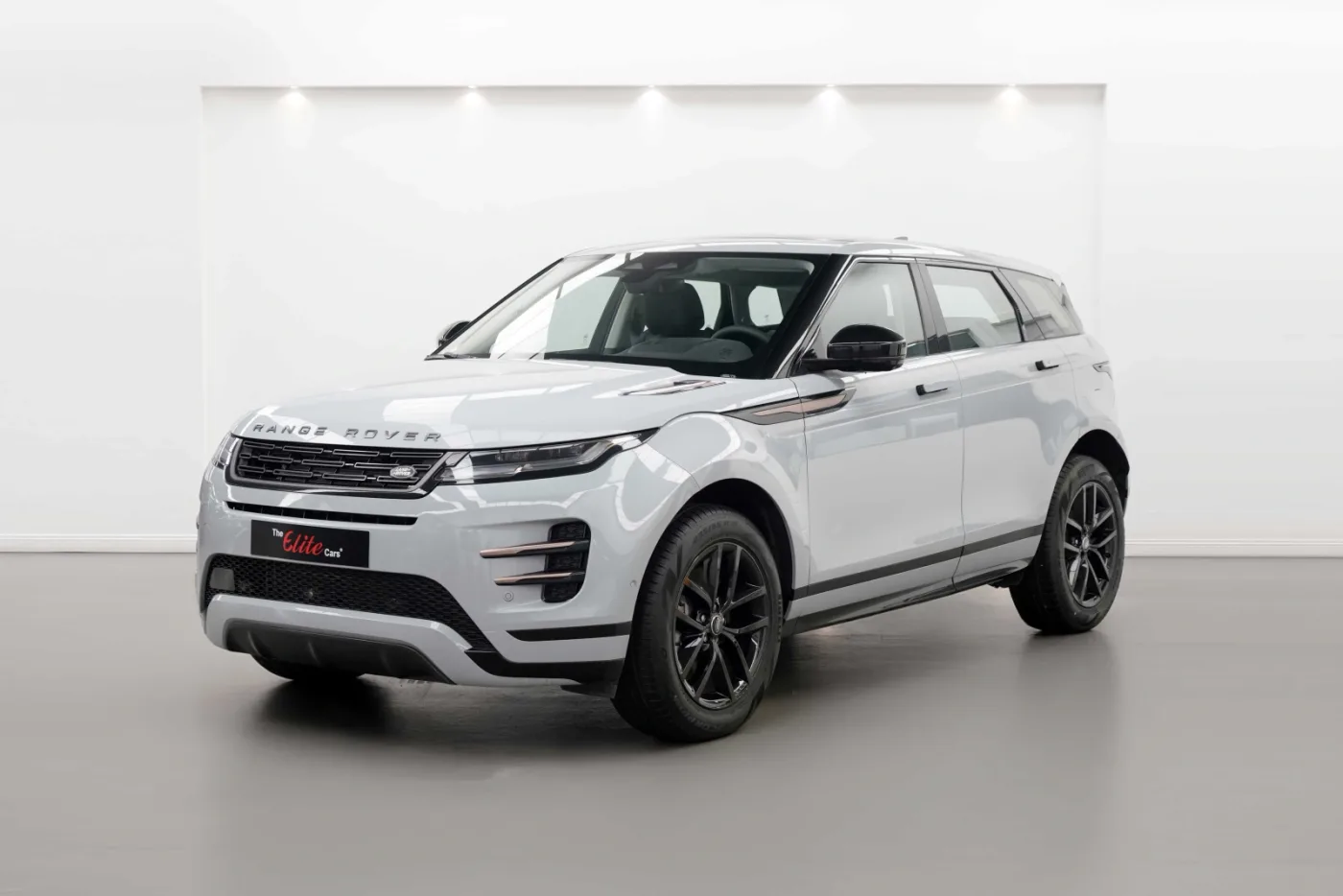 2025 Land Rover Range Rover Evoque P200, SE Dynamic offered by a specialist dealer in Dubai, United Arab Emirates, photo 8 of 10