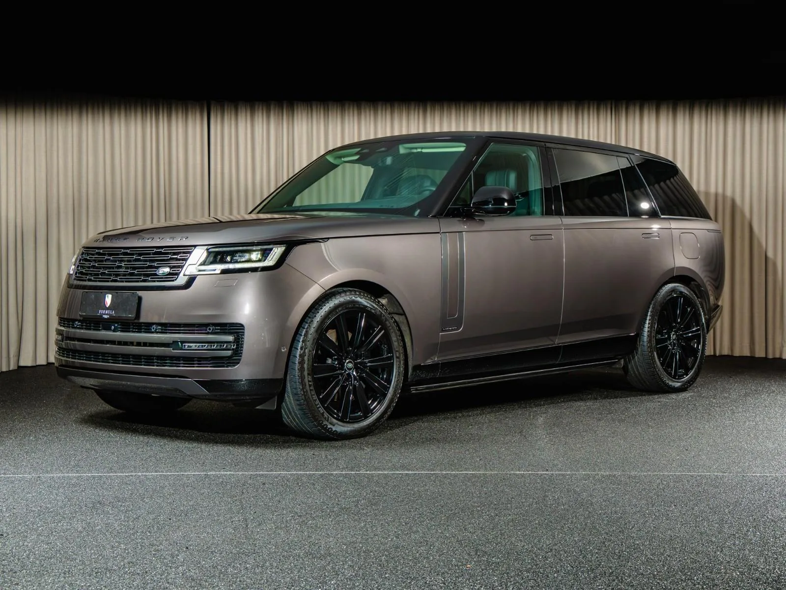 2025 Land Rover Range Rover proposée par un concessionnaire spécialisé à Kongens Lyngby, Danemark, photo principale