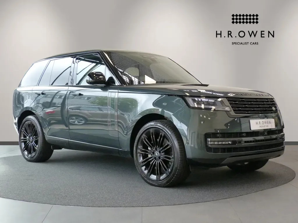 2025 Land Rover Range Rover proposé par un groupe de concessions agréées à Cheltenham, Royaume-Uni, photo principale