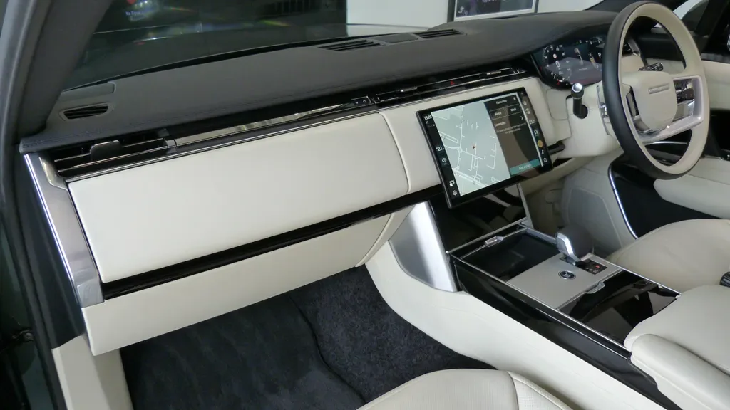 2025 Land Rover Range Rover, 3/28