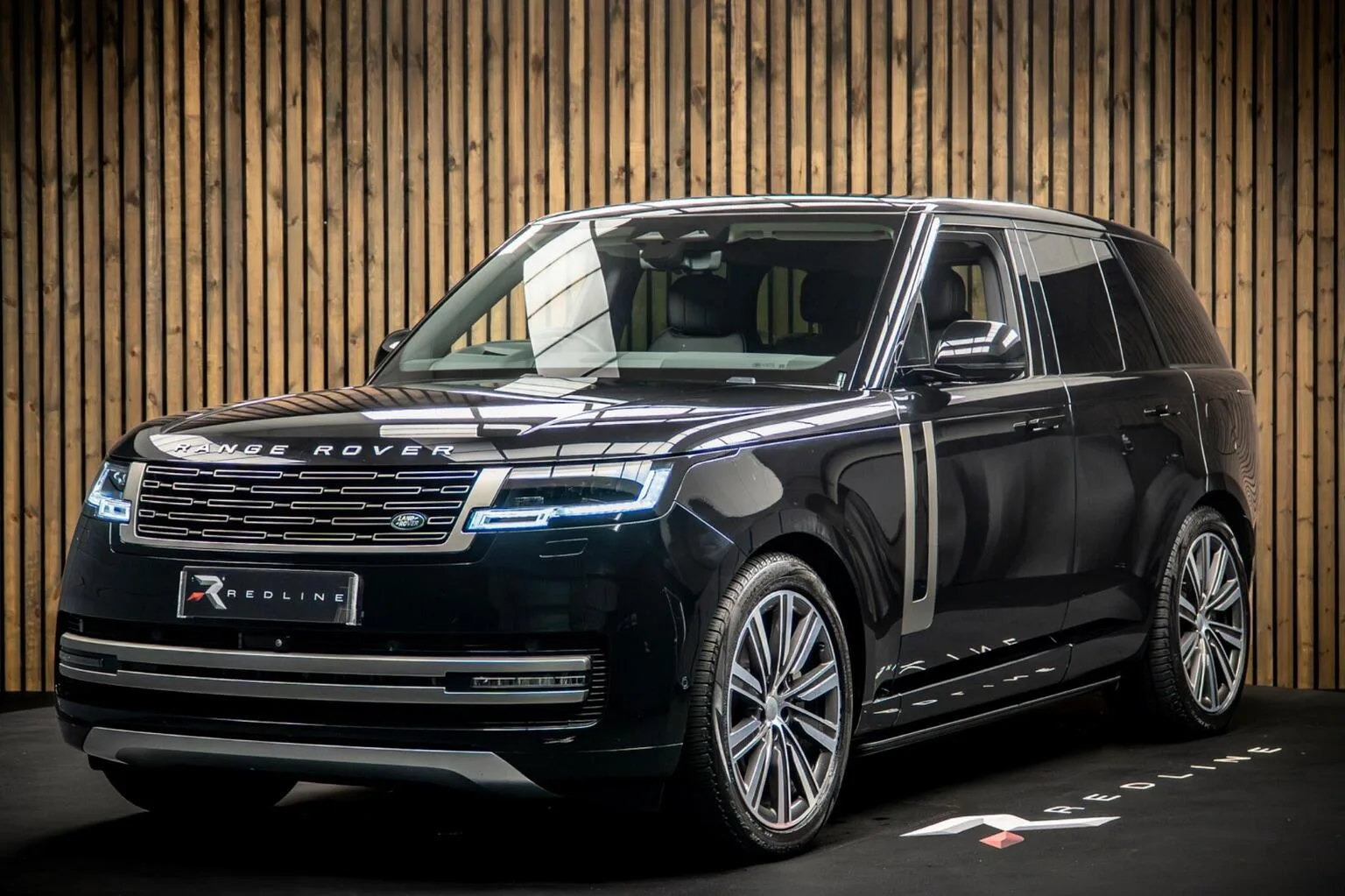 2025 Land Rover Range Rover P460e HSE proposée par un concessionnaire spécialisé à Knaresborough, Royaume-Uni, photo principale