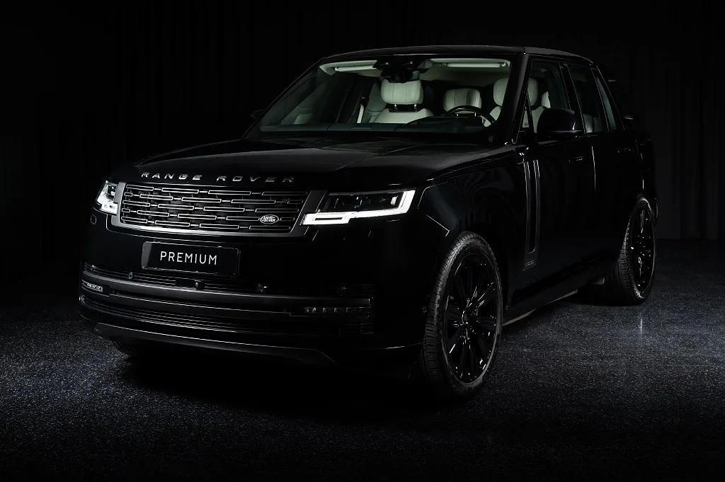 2025 Land Rover Range Rover offered by an authorised dealer in Järfälla, Sweden, main photo