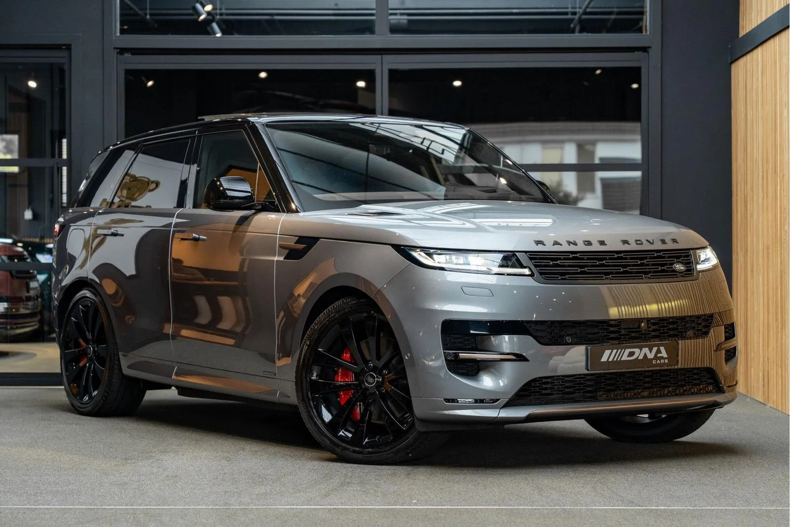 2025 Land Rover Range Rover Sport P550e Autobiography offered by a specialist dealer in Naarden, Netherlands, main photo