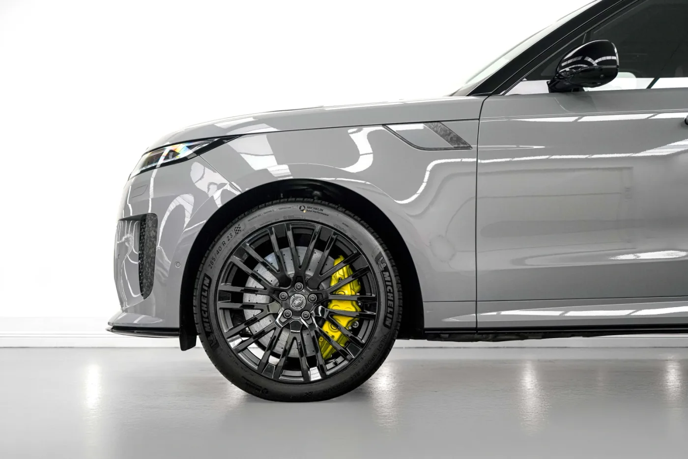 2025 Land Rover Range Rover Sport SV offered by a specialist dealer in Dubai, United Arab Emirates, photo 7 of 10