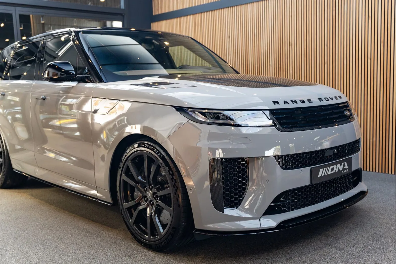 2025 Land Rover Range Rover Sport SV P635 Carbon, 2/30