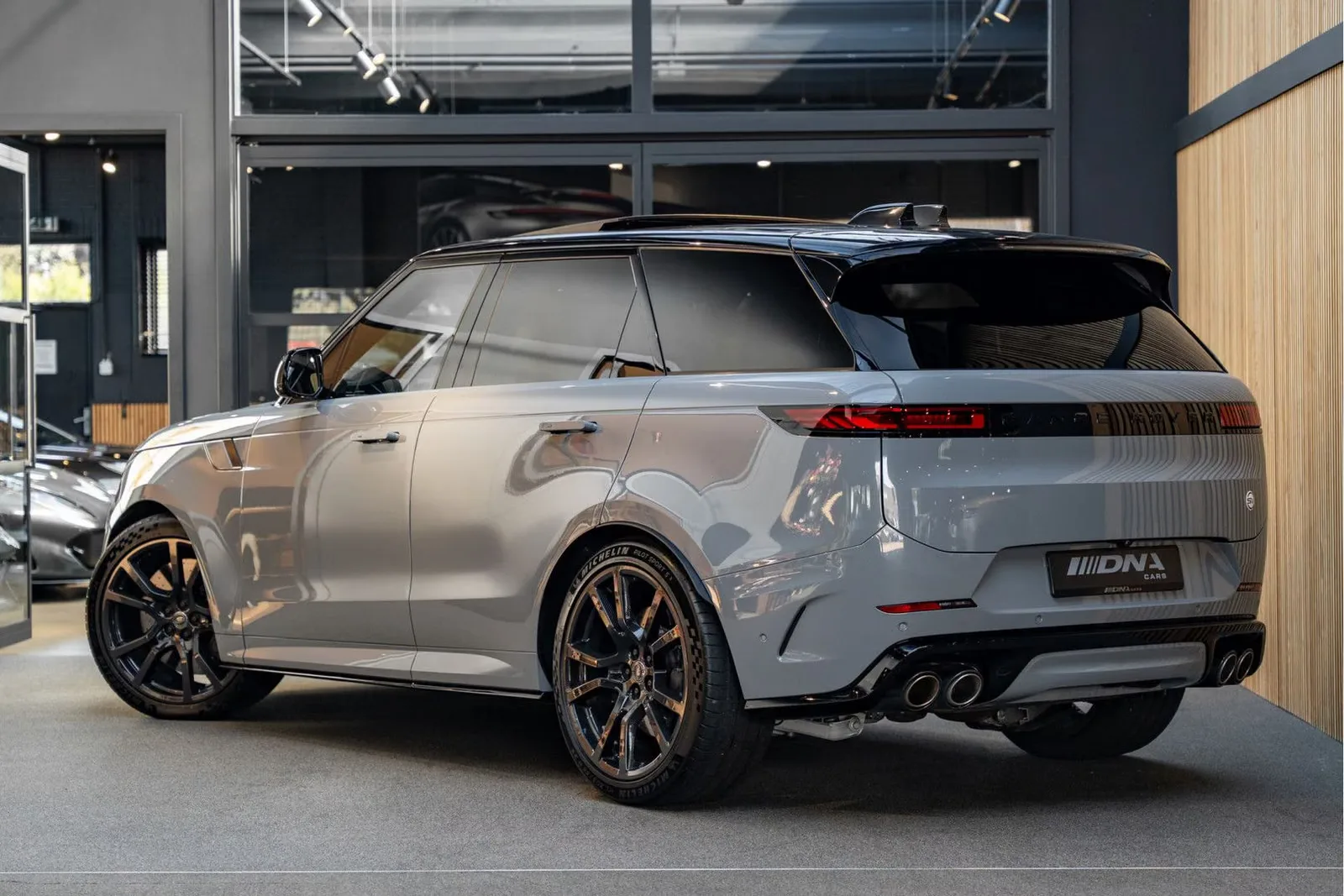 2025 Land Rover Range Rover Sport SV P635 Carbon, 3/30