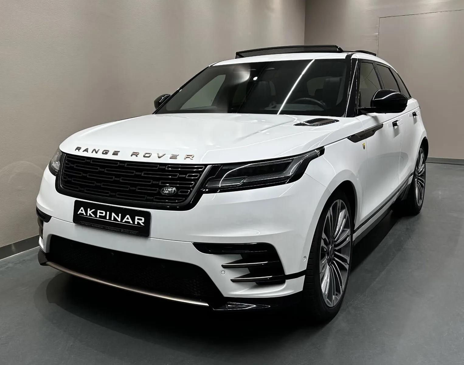 2025 Land Rover Range Rover Velar Autobiography proposée par un concessionnaire spécialisé à Holzgerlingen, Allemagne, photo principale