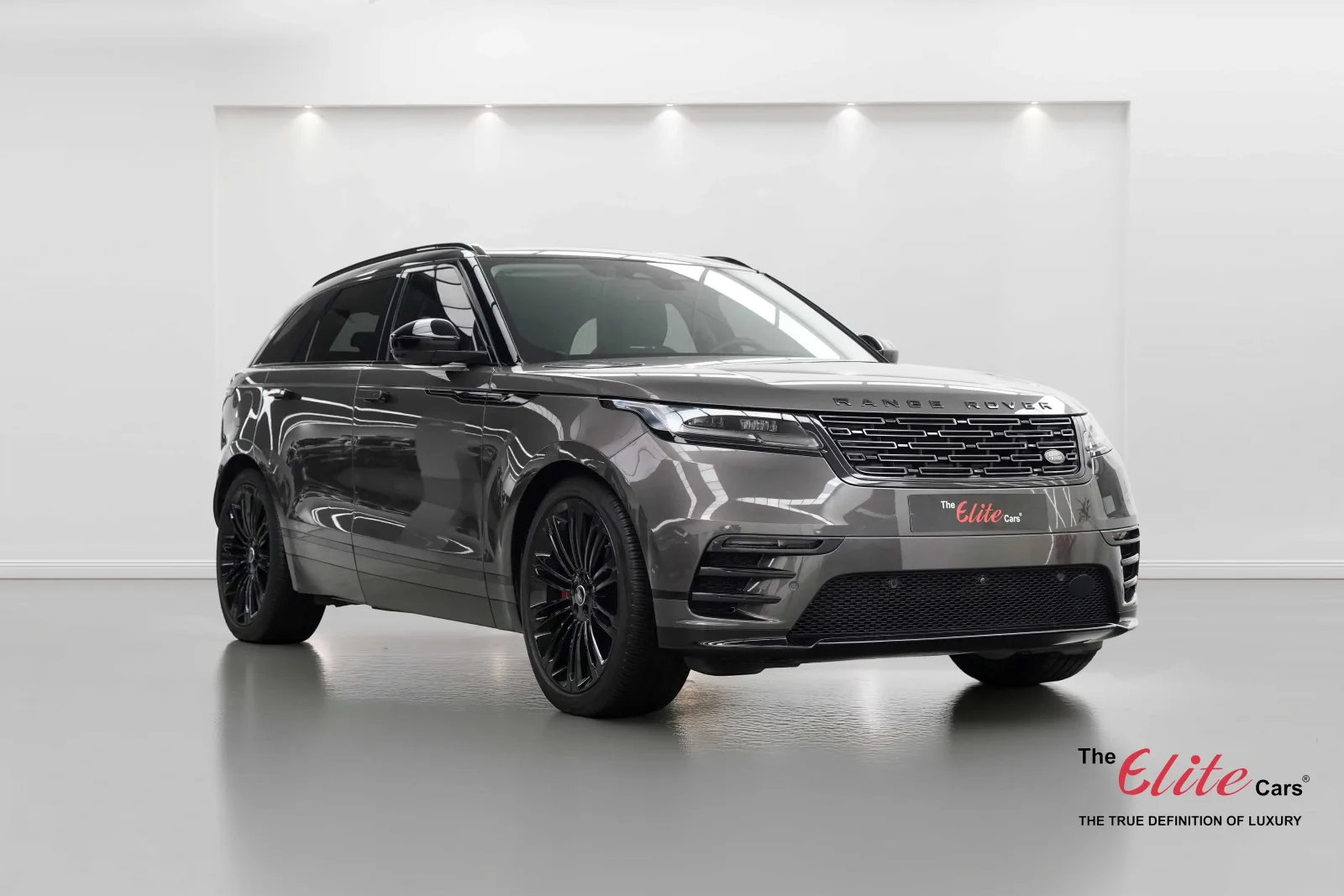 2025 Land Rover Range Rover Velar SE P250 Dynamic proposé par un concessionnaire spécialisé à Dubaï, Émirats arabes unis, photo principale