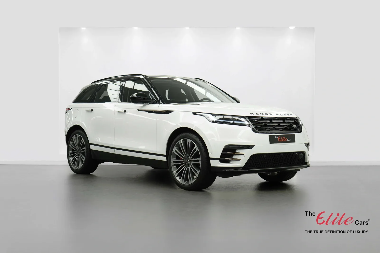 2025 Land Rover Range Rover Velar SE P250 Dynamic proposée par un concessionnaire spécialisé à Dubaï, Émirats arabes unis, photo principale