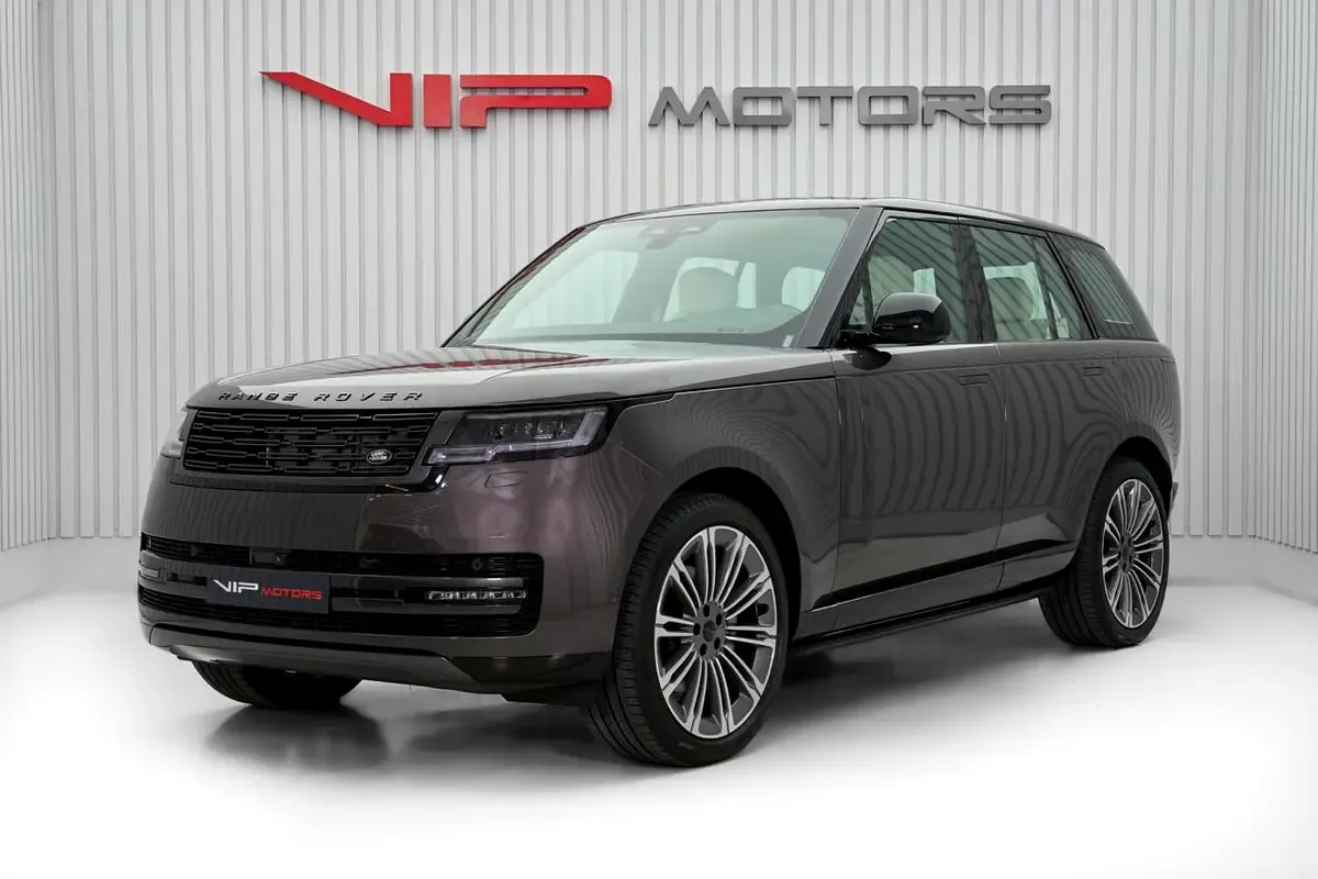 2025 Land Rover Range Rover P400 HSE angeboten von einem Fachhändler in Dubai, Vereinigte Arabische Emirate, Hauptfoto