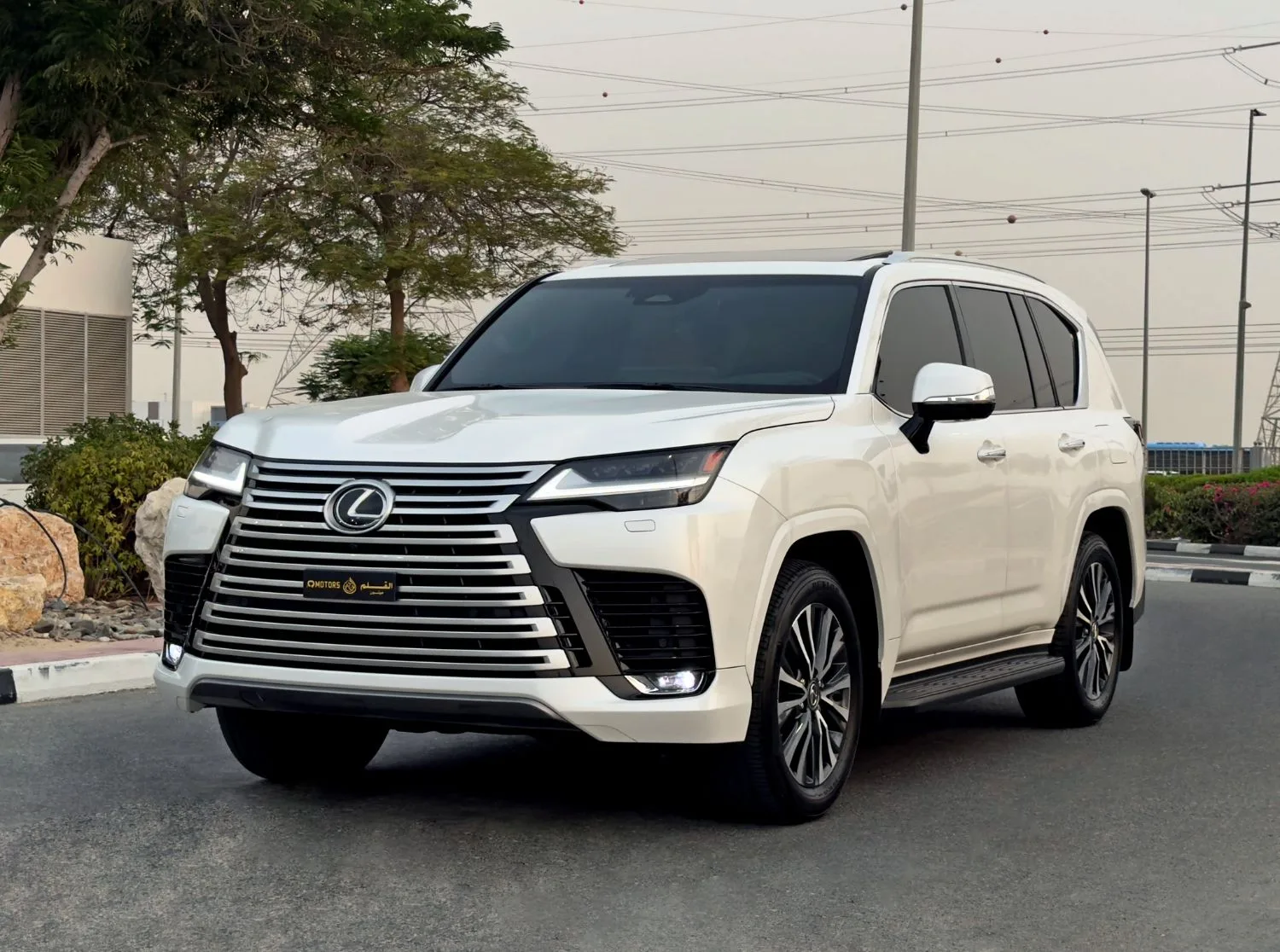 2025 Lexus LX600 Signature proposée par un concessionnaire spécialisé à Dubai, Émirats arabes unis, photo principale