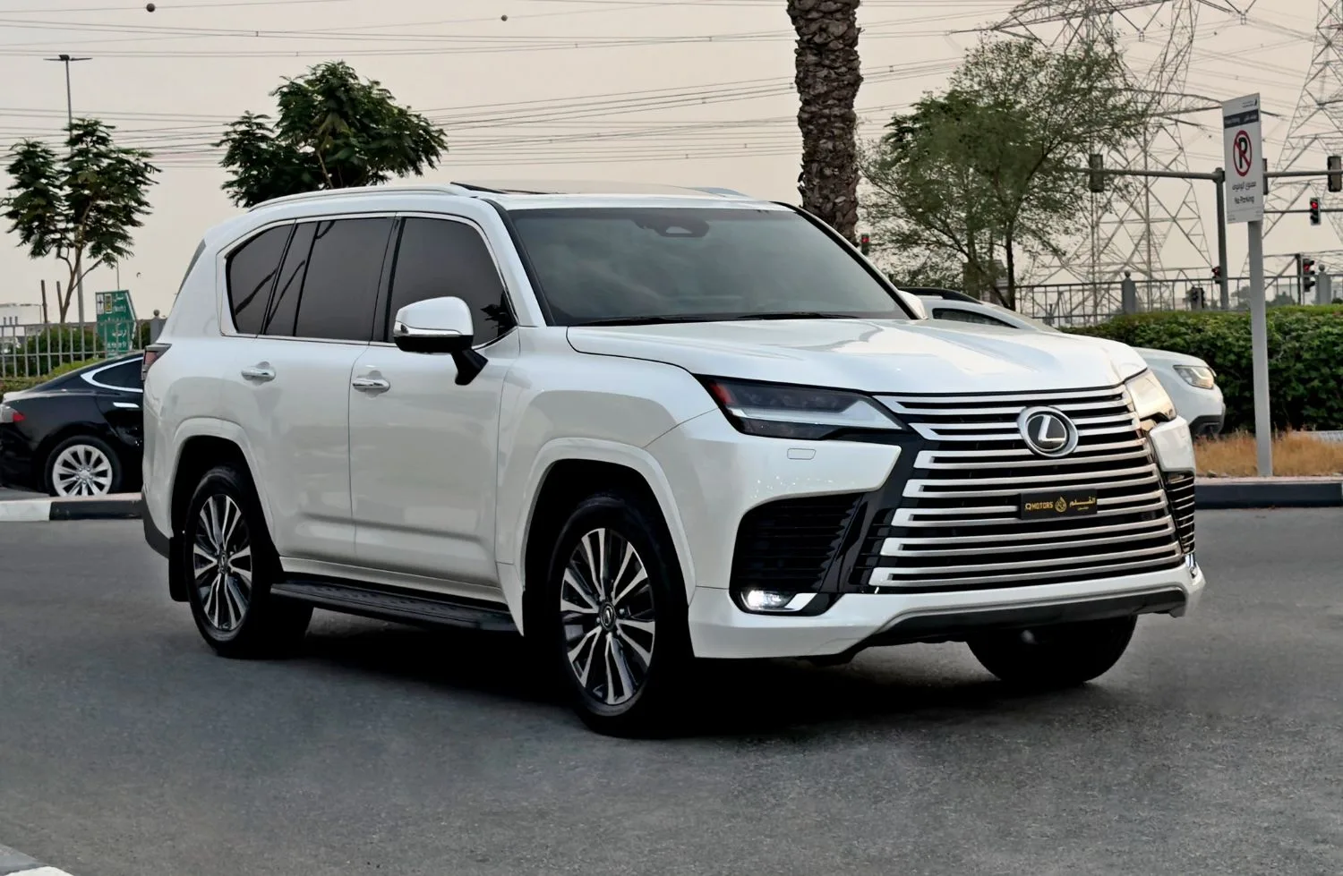 2025 Lexus LX600 Signature proposée par un concessionnaire spécialisé à Dubai, Émirats arabes unis, photo 3 sur 13