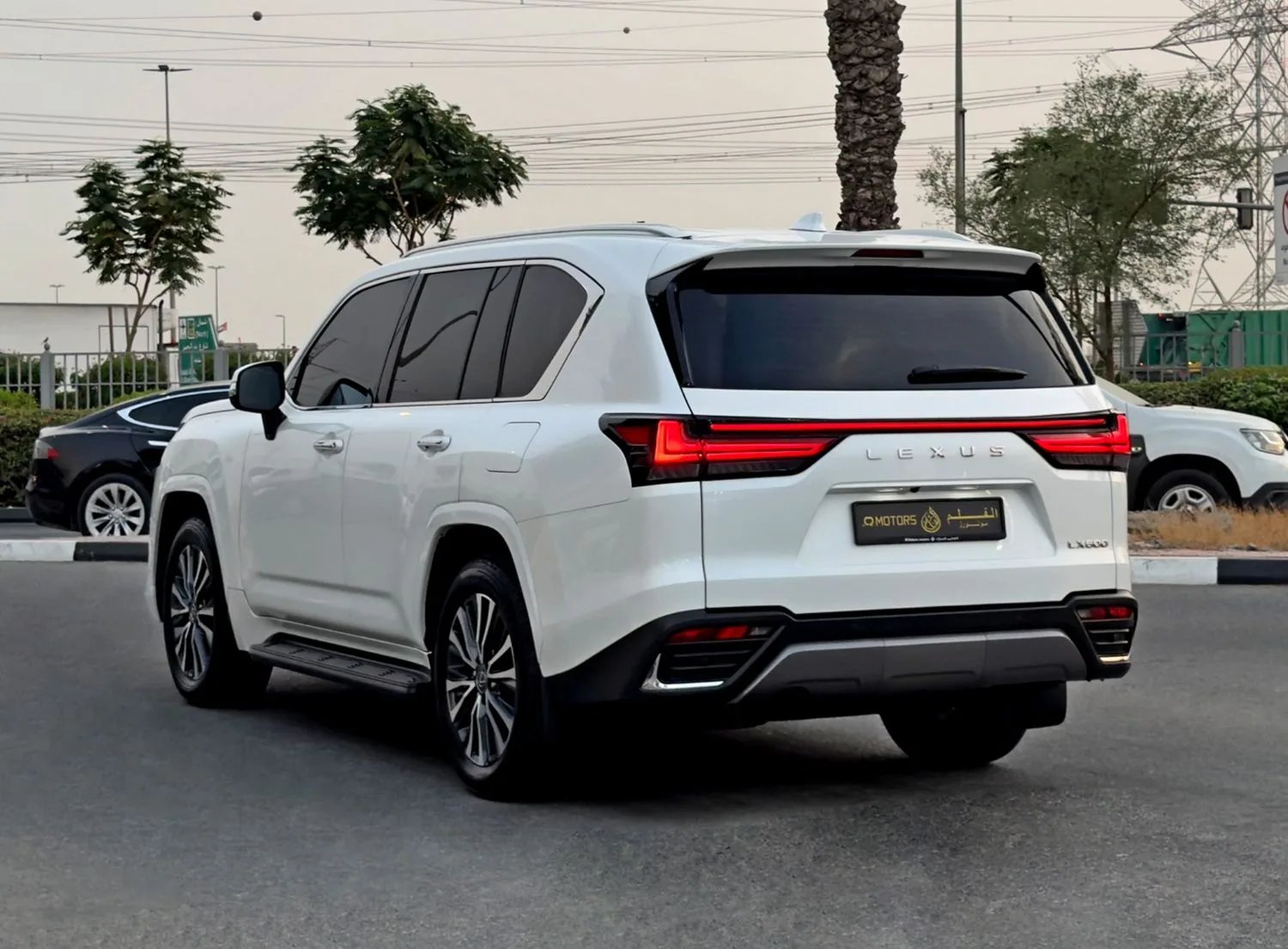 2025 Lexus LX600 Signature proposée par un concessionnaire spécialisé à Dubai, Émirats arabes unis, photo 5 sur 13
