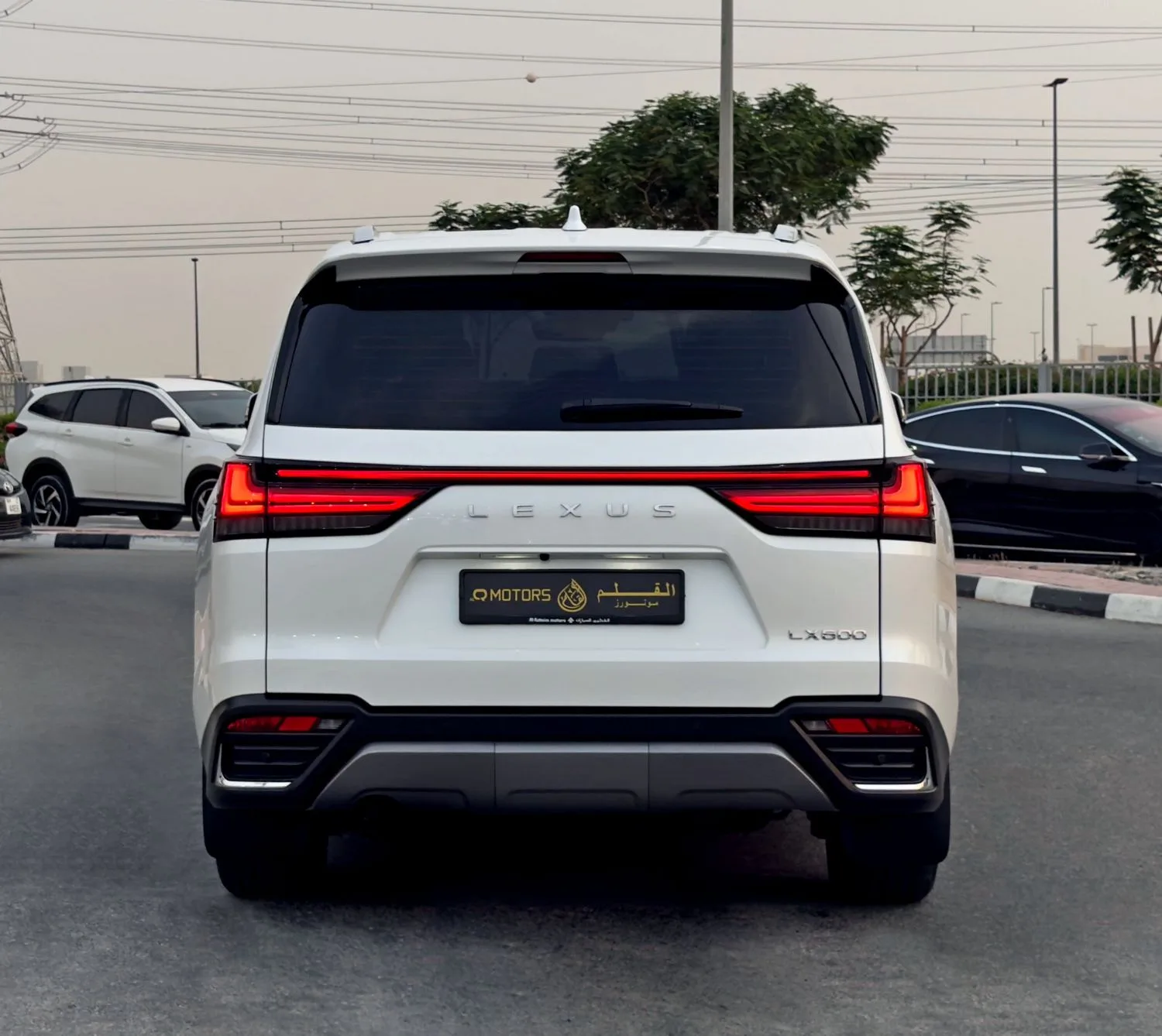 2025 Lexus LX600 Signature proposée par un concessionnaire spécialisé à Dubai, Émirats arabes unis, photo 6 sur 13