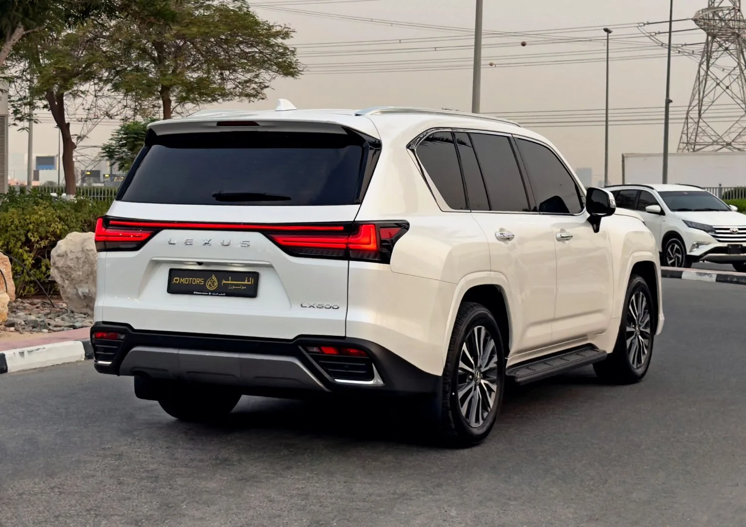 2025 Lexus LX600 Signature proposée par un concessionnaire spécialisé à Dubai, Émirats arabes unis, photo 7 sur 13