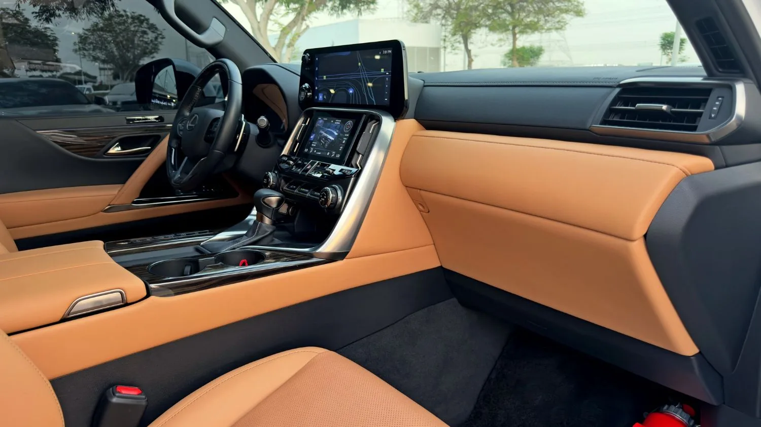 2025 Lexus LX600 Signature proposée par un concessionnaire spécialisé à Dubai, Émirats arabes unis, photo 10 sur 13