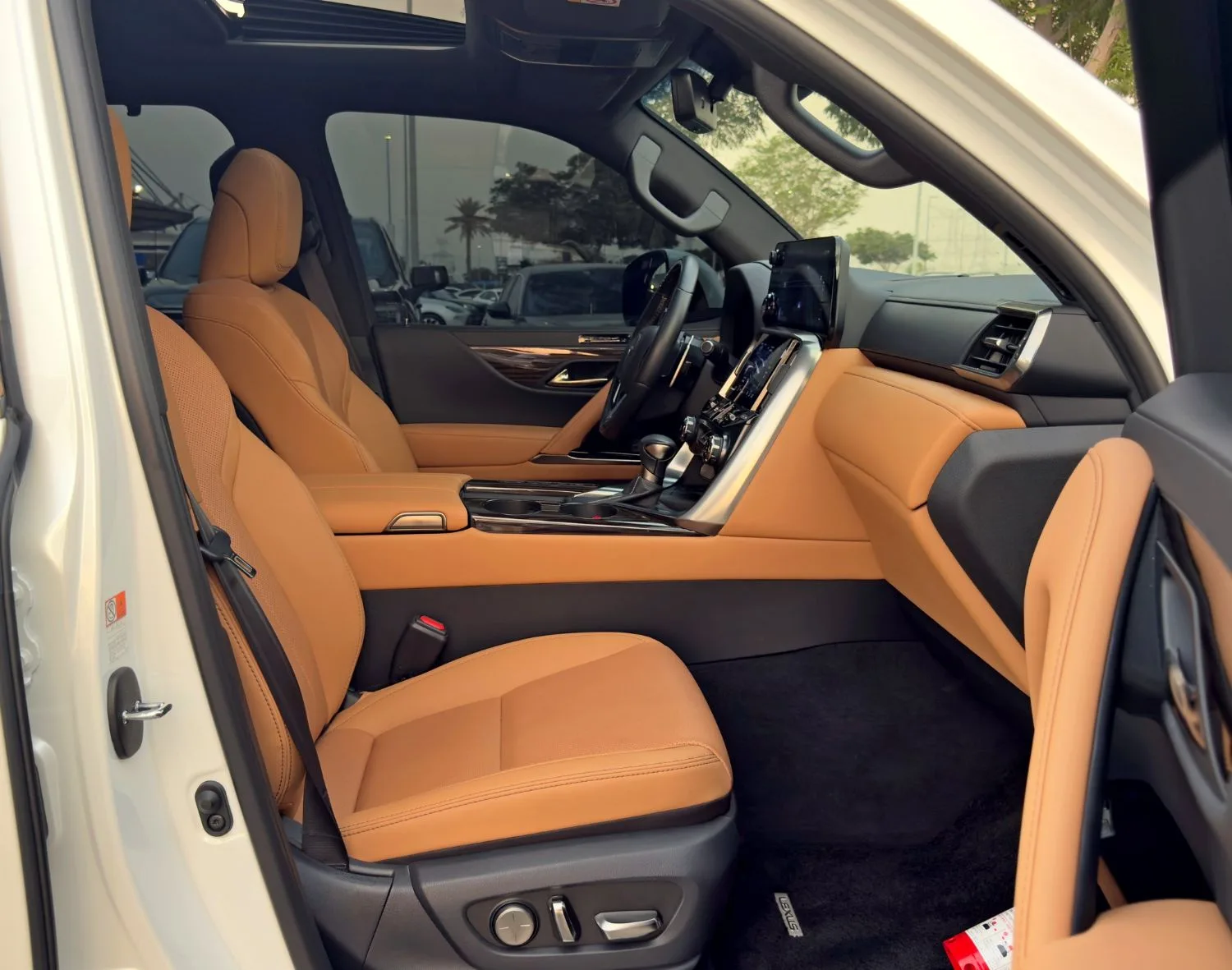 2025 Lexus LX600 Signature proposée par un concessionnaire spécialisé à Dubai, Émirats arabes unis, photo 11 sur 13