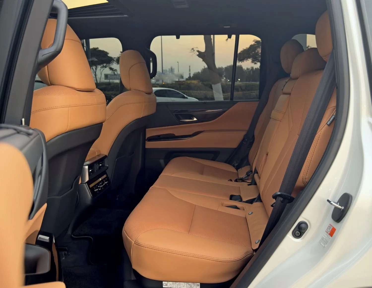 2025 Lexus LX600 Signature proposée par un concessionnaire spécialisé à Dubai, Émirats arabes unis, photo 13 sur 13