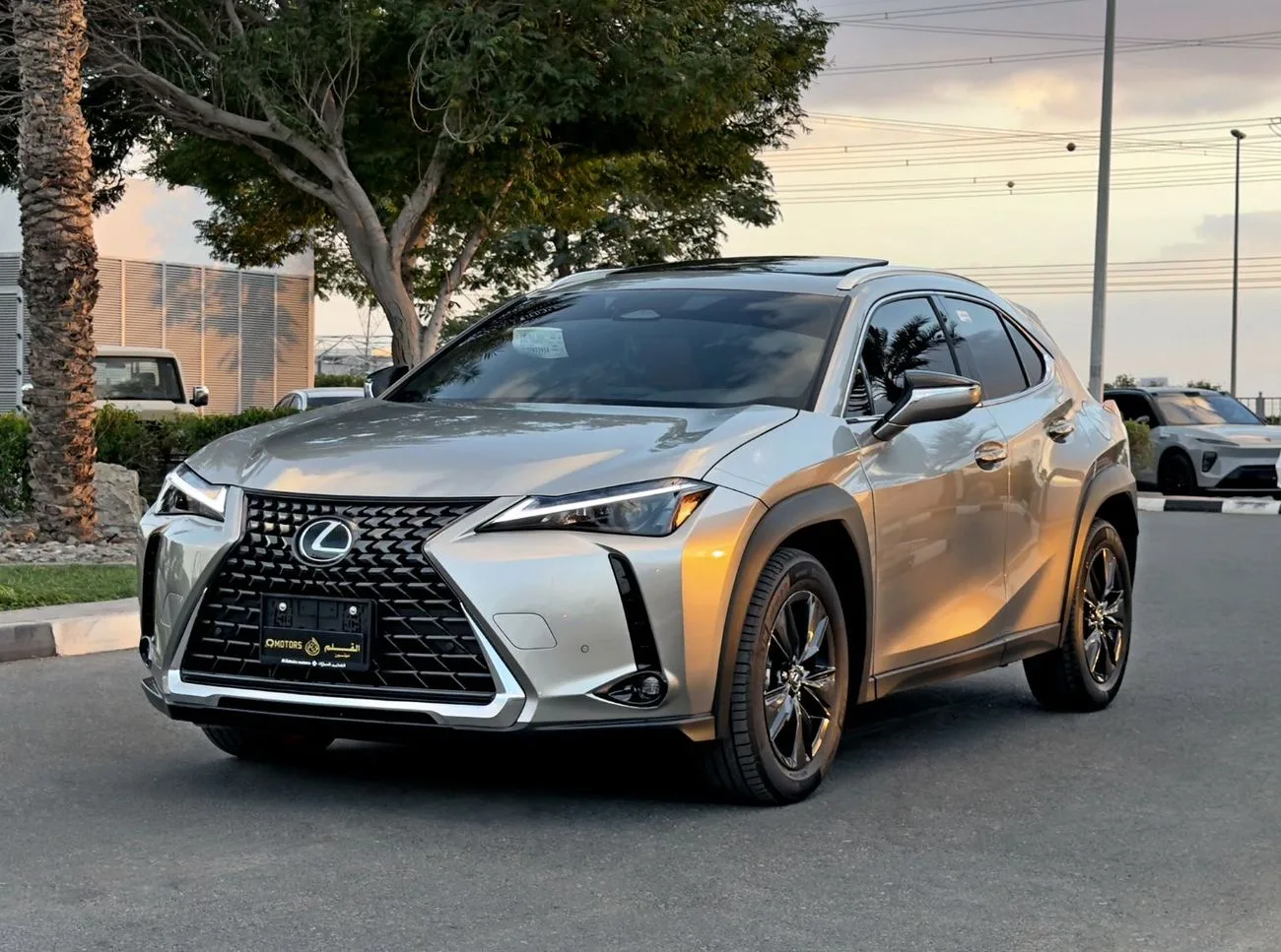 2025 Lexus UX300h Premier proposée par un concessionnaire spécialisé à Dubai, Émirats arabes unis, photo principale