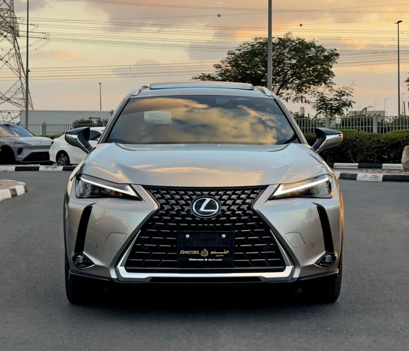 2025 Lexus UX300h Premier angeboten von einem Fachhändler in Dubai, Vereinigte Arabische Emirate, Foto 2 von 13