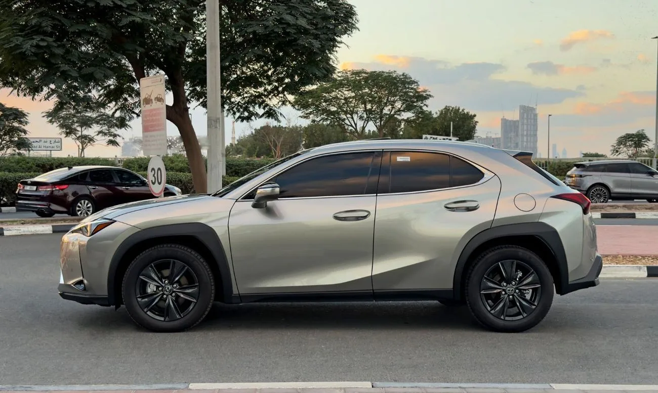 2025 Lexus UX300h Premier angeboten von einem Fachhändler in Dubai, Vereinigte Arabische Emirate, Foto 4 von 13