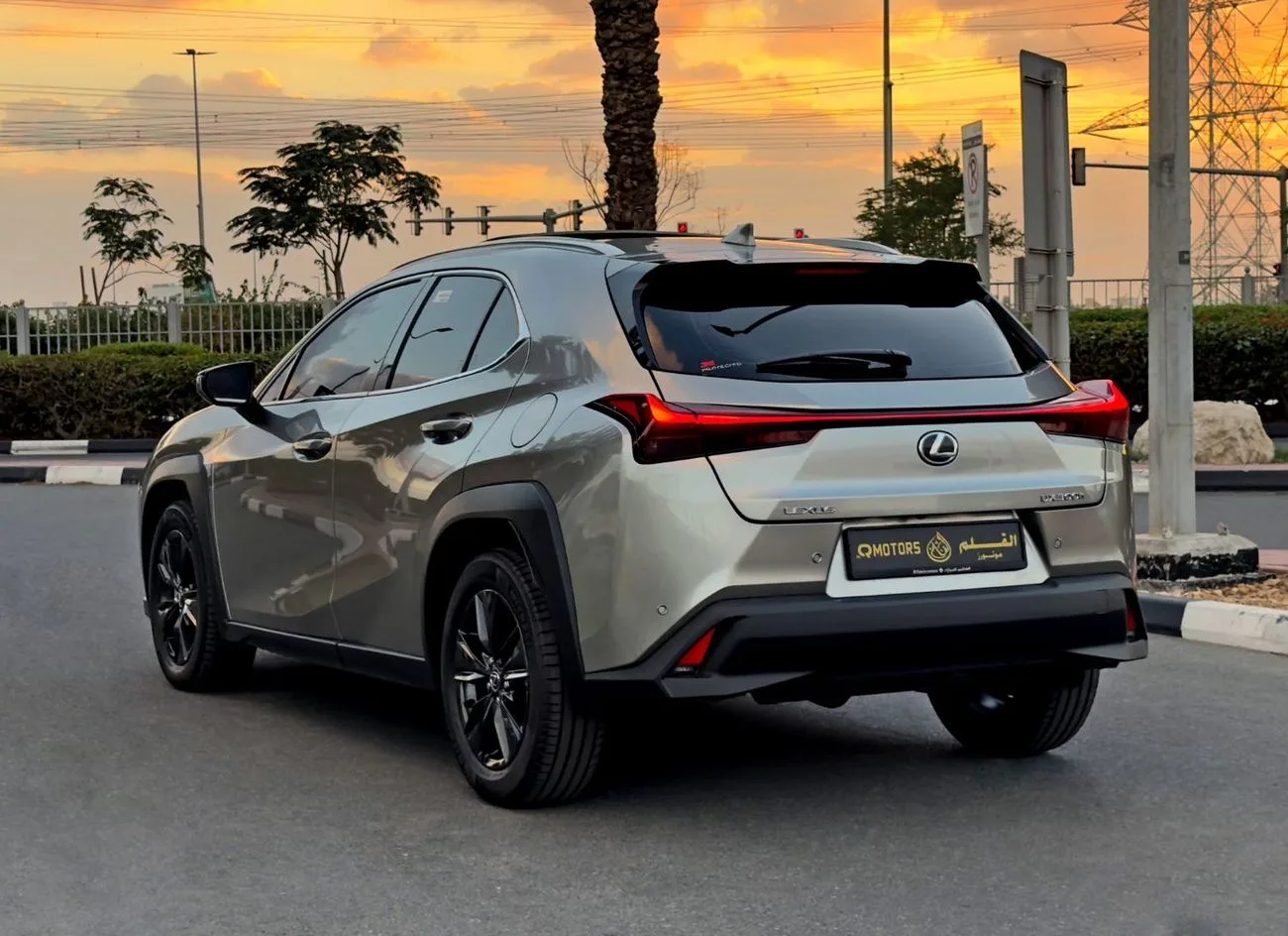 2025 Lexus UX300h Premier angeboten von einem Fachhändler in Dubai, Vereinigte Arabische Emirate, Foto 5 von 13