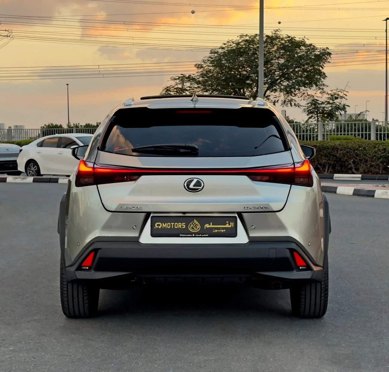 2025 Lexus UX300h Premier angeboten von einem Fachhändler in Dubai, Vereinigte Arabische Emirate, Foto 6 von 13