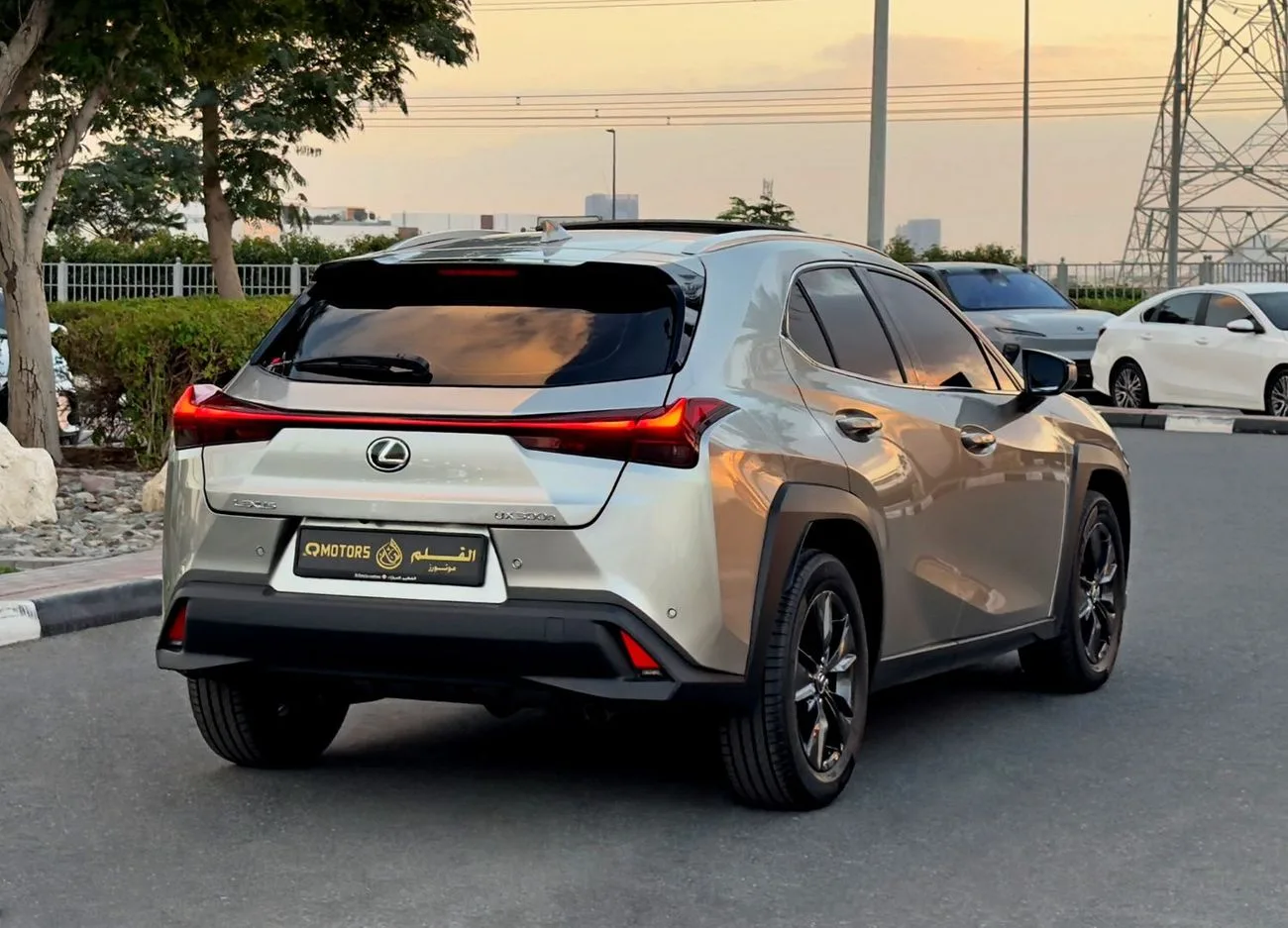 2025 Lexus UX300h Premier angeboten von einem Fachhändler in Dubai, Vereinigte Arabische Emirate, Foto 7 von 13
