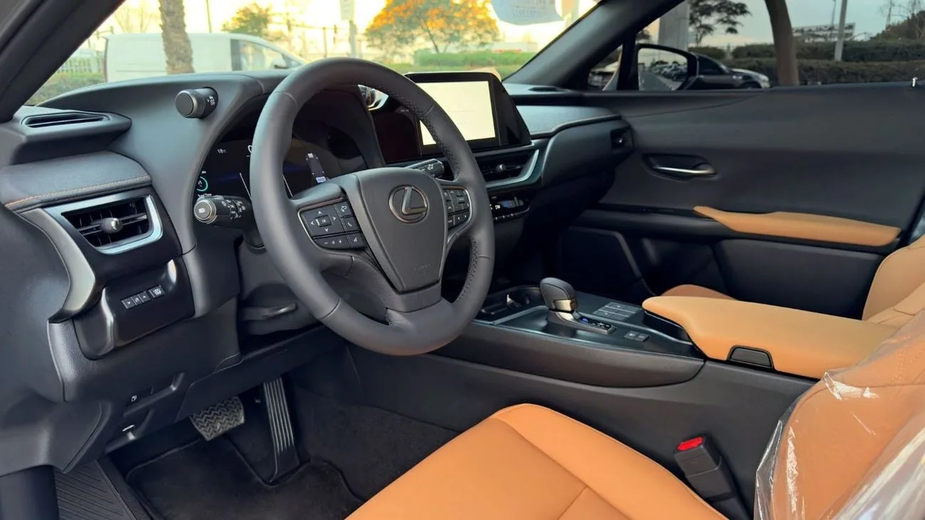 2025 Lexus UX300h Premier angeboten von einem Fachhändler in Dubai, Vereinigte Arabische Emirate, Foto 8 von 13