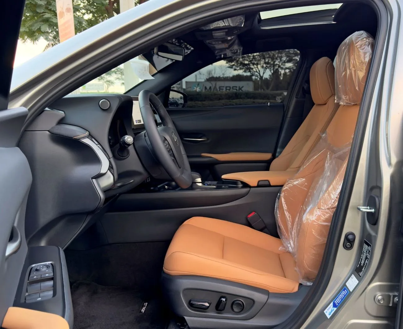 2025 Lexus UX300h Premier angeboten von einem Fachhändler in Dubai, Vereinigte Arabische Emirate, Foto 9 von 13