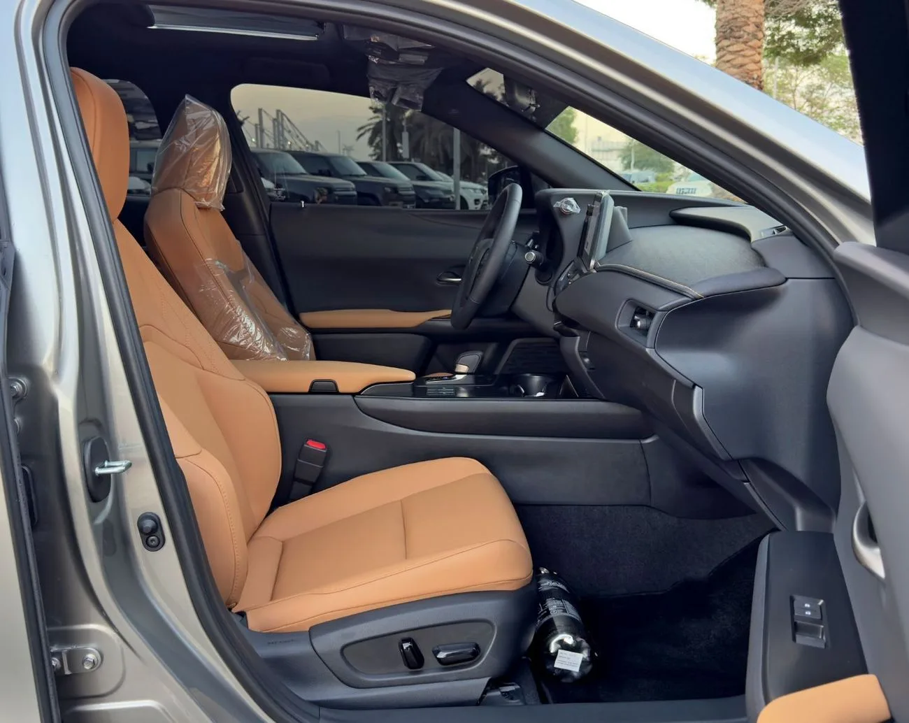 2025 Lexus UX300h Premier angeboten von einem Fachhändler in Dubai, Vereinigte Arabische Emirate, Foto 11 von 13