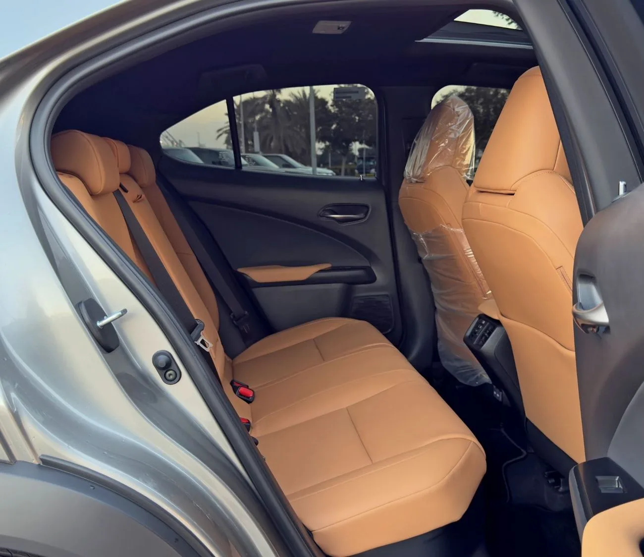 2025 Lexus UX300h Premier angeboten von einem Fachhändler in Dubai, Vereinigte Arabische Emirate, Foto 12 von 13