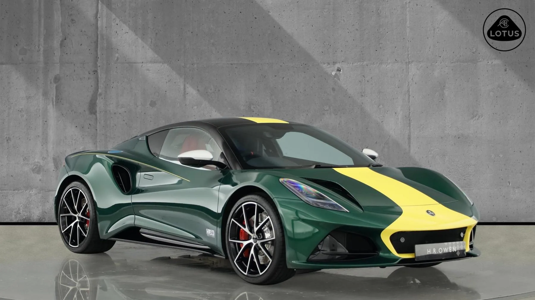 2025 Lotus Emira proposée par un groupe de concessions agréées à Manchester, Royaume-Uni, photo principale