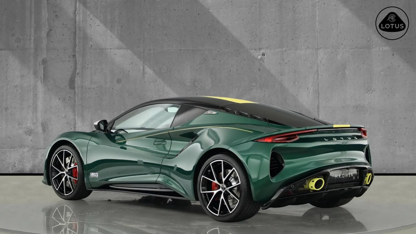 2025 Lotus Emira proposée par un groupe de concessions agréées à Manchester, Royaume-Uni, photo 2 sur 25
