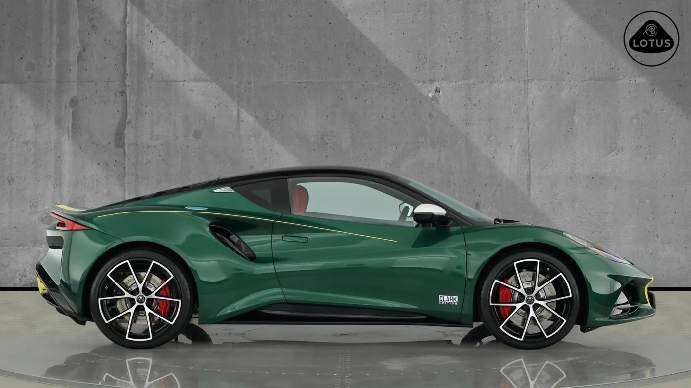2025 Lotus Emira proposée par un groupe de concessions agréées à Manchester, Royaume-Uni, photo 3 sur 25