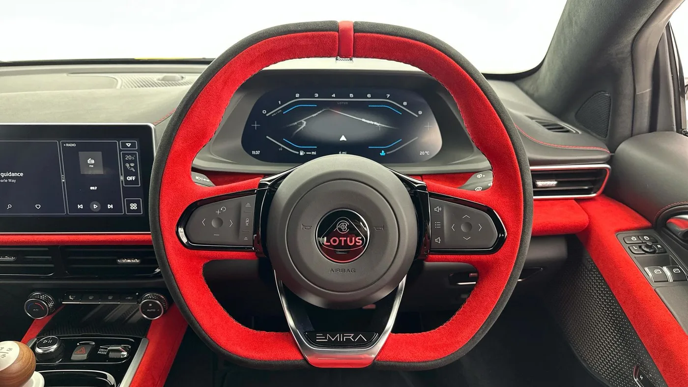 2025 Lotus Emira proposée par un groupe de concessions agréées à Manchester, Royaume-Uni, photo 20 sur 25