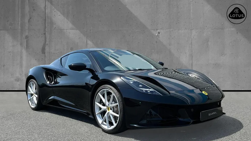 2025 Lotus Emira First Edition proposée par un groupe de concessions agréées à Cardiff, Royaume-Uni, photo principale