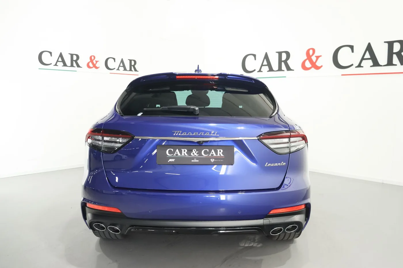 2025 Maserati Levante Modena offered by a supercar dealer in Zibido San Giacomo, Italy, photo 4 of 19