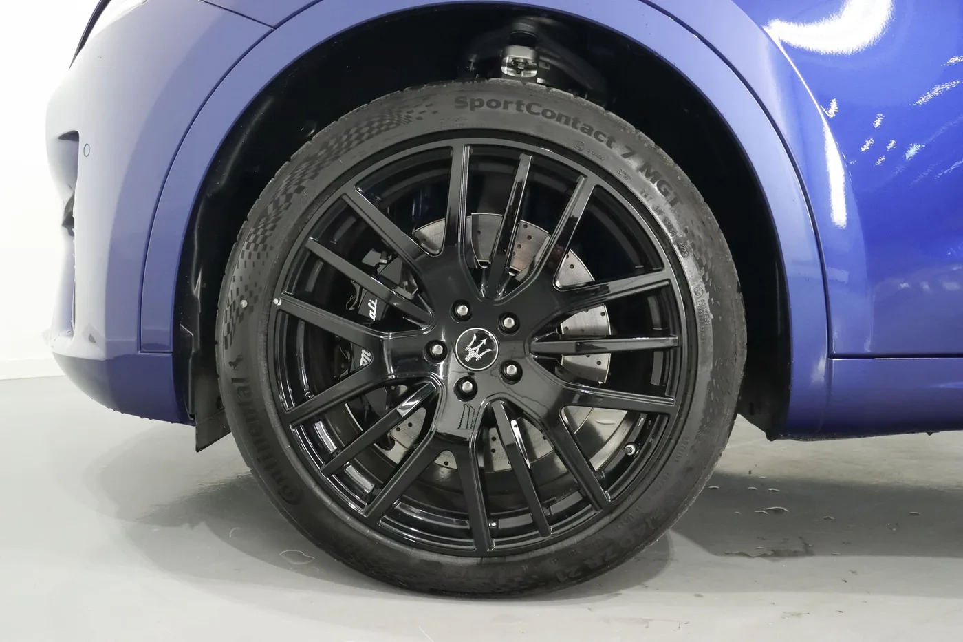 2025 Maserati Levante Modena offered by a supercar dealer in Zibido San Giacomo, Italy, photo 7 of 19