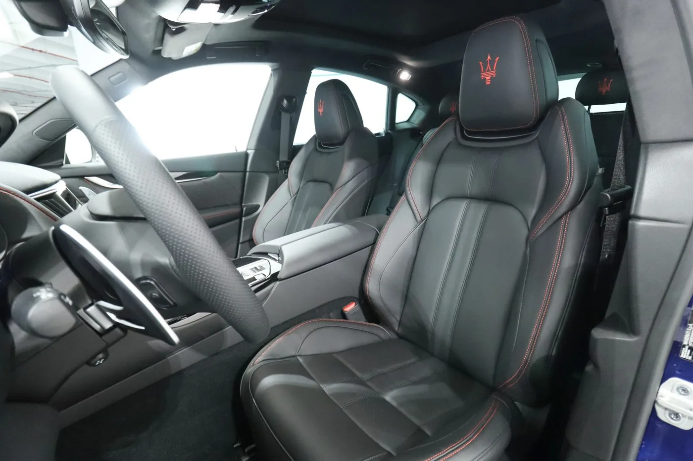 2025 Maserati Levante Modena offered by a supercar dealer in Zibido San Giacomo, Italy, photo 8 of 19