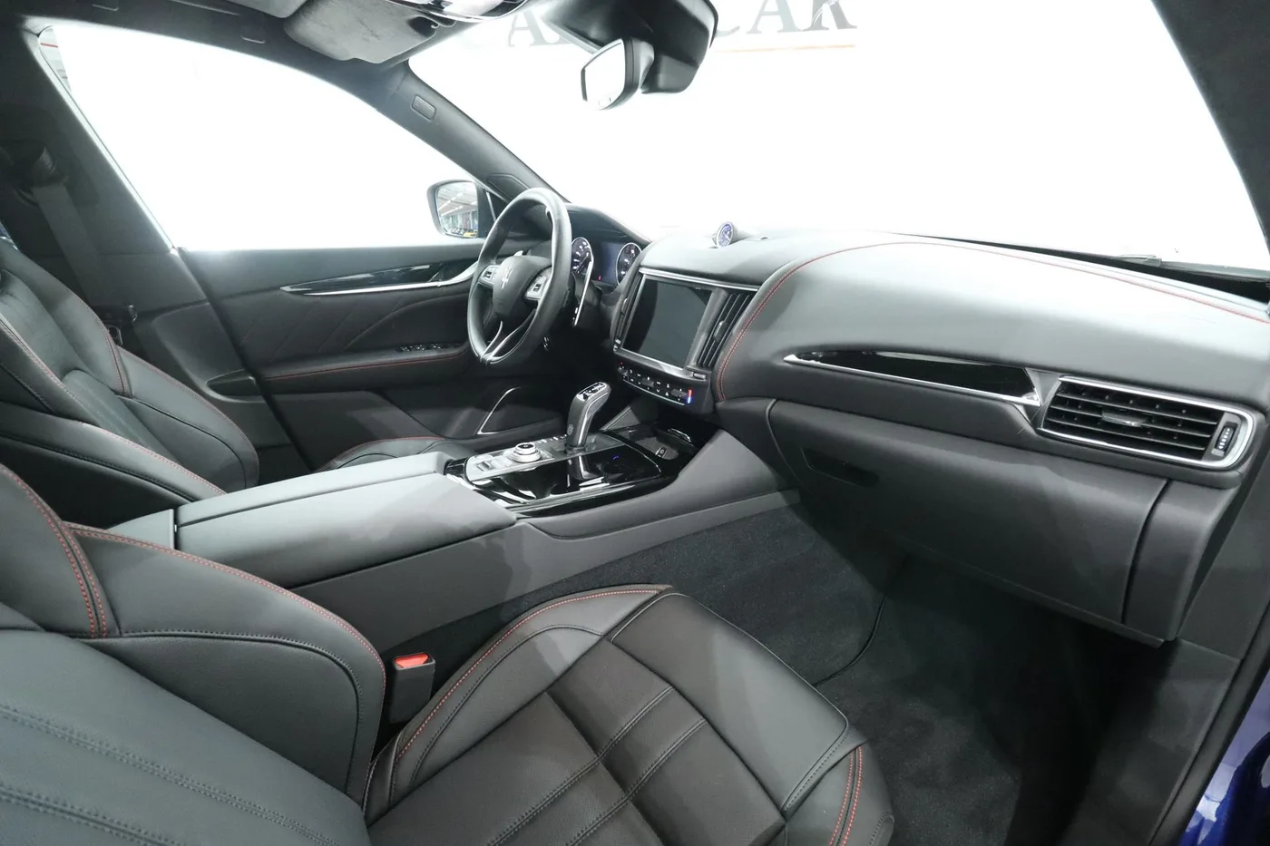 2025 Maserati Levante Modena offered by a supercar dealer in Zibido San Giacomo, Italy, photo 12 of 19