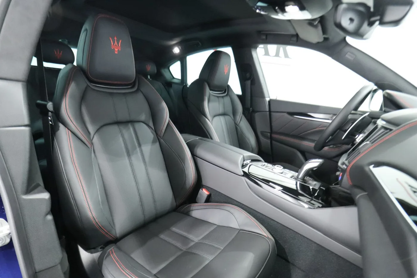 2025 Maserati Levante Modena offered by a supercar dealer in Zibido San Giacomo, Italy, photo 13 of 19