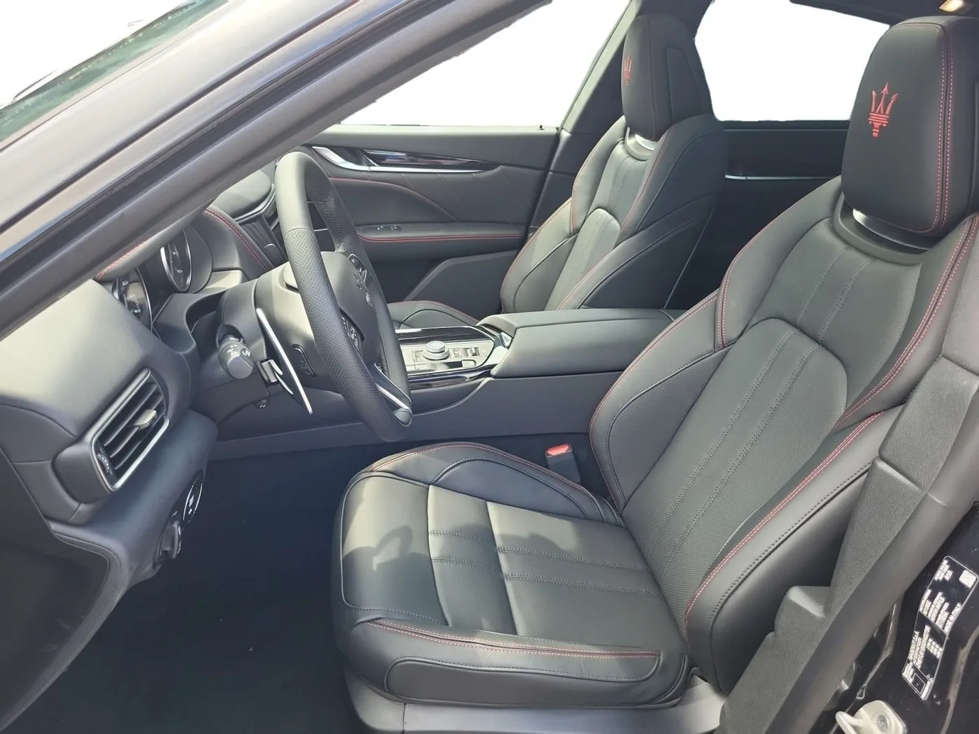 2025 Maserati Levante Modena proposée par un concessionnaire spécialisé à Singen, Allemagne, photo 4 sur 15