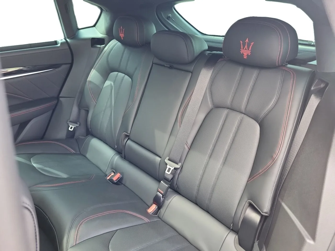 2025 Maserati Levante Modena proposée par un concessionnaire spécialisé à Singen, Allemagne, photo 5 sur 15