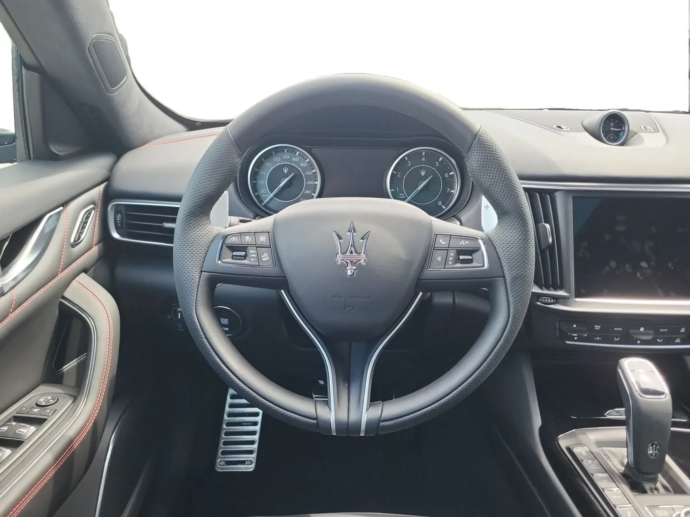 2025 Maserati Levante Modena proposée par un concessionnaire spécialisé à Singen, Allemagne, photo 8 sur 15