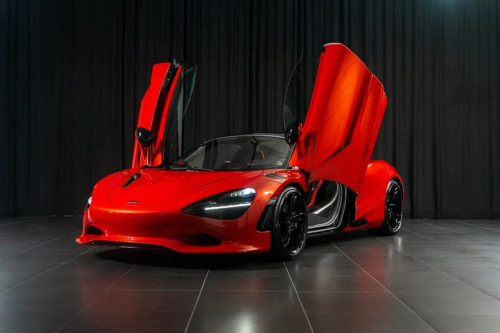 2025 McLaren 750S offered by an authorised dealer in Arlöv, Sweden, main photo